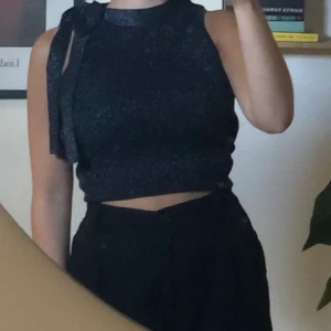 Glittrig topp S - Mörkblå glittrig topp i storlek small. Oanvänd och i fint skick. Frakt tillkommer✨
