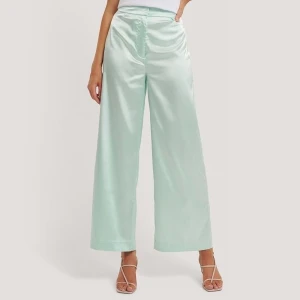 Glansiga byxor från nakd😍 - Säljer dessa gröna, glansiga, skitsnygga byxor från nakd! Aldrig använda. Bara att höra av dig om du har någon fråga eller bara vill ha fler bilder💕⚡️ ✨Köpta för 3 dagar sedan för 400kr✨