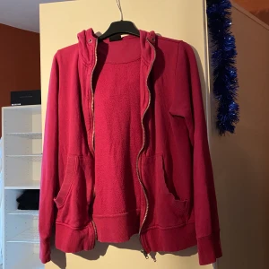 Tröja - Jag säljer nu min tjocktröja den är jätte skön att ha på sig har dock inte avnvänt den så många gånger, det är storlek S 