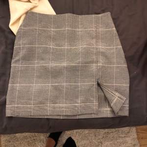 En grå rutig kjol från NA-KD. Säljer då den var för stor för mig. Den är i stl 36 dvs S/M. Pris inkl frakt!