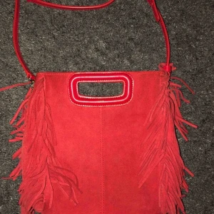 Maje väska stora modellen - Köpte denna röda maje väska i mocka för 3995 i deras egna butik i London. Lite missfärgning på baksidan men syns aldrig då väskan är in mot kroppen. Ska även gå att ta bort med mocka behandling. Publicerar igen pga oseriös köpare som aldrig hörde av sig. 