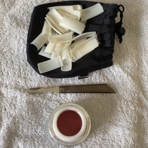 gelé, nagelbands puttare, och tippar - gele(inte stark färg) nagelbandsputtare, tippar 95kr inklv frakt!