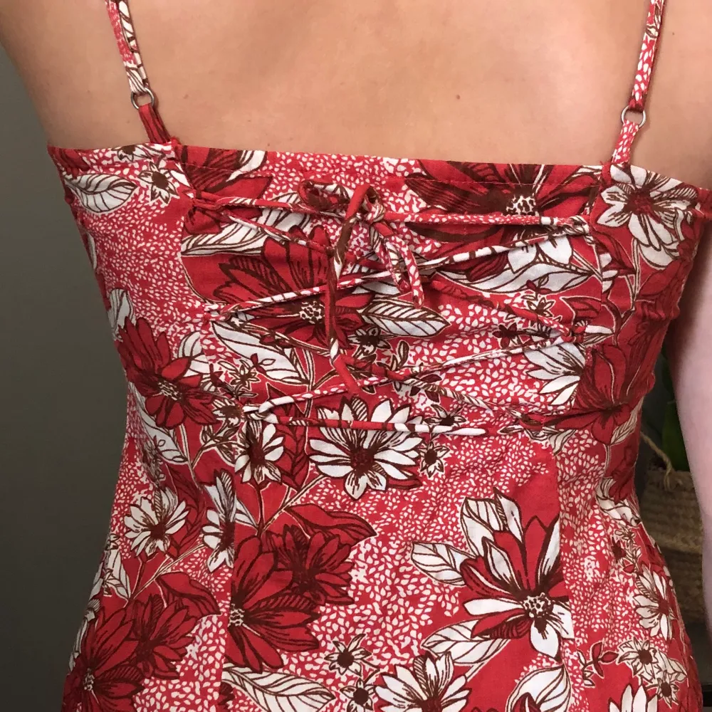 Röd blommig klänning från abercrombie & fitch i strl xs. Frakt tillkommer!. Klänningar.