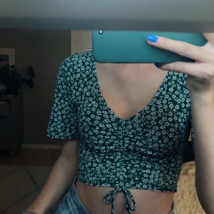 Topp - Säljer denna topp som är i strl XS (passar mig som oftast har S). Köparen står för frakt💗