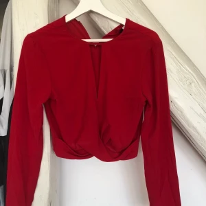 Röd blus - Använd 1-2 ggr så nästan ny skick
