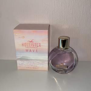 Wave For Her EdP 50ml 💫 Endast testad o säljs pga att jag använder en annan💕 luktar jätte gott! Nypriset är 379kr. Frakt tillkommer 🚚 📦 