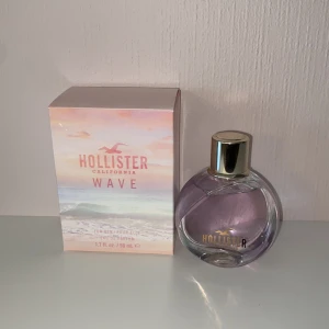 Hollister parfym - Wave For Her EdP 50ml 💫 Endast testad o säljs pga att jag använder en annan💕 luktar jätte gott! Nypriset är 379kr. Frakt tillkommer 🚚 📦 