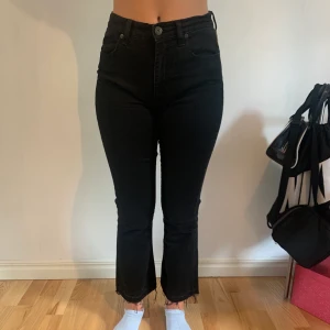 Noemi jeans - Svarta jeans med en boot cut fit. Säljer då de aldrig kommer till användning längre (sparsamt använda) Bara att kontakta mig om du har frågor elr liknande :)