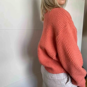  - Super fin tröja som är rosa i verkligheten men ser väldigt orange ut på bilderna!🌸 frakt tillkommer 63kr