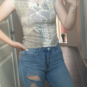 Gullig tröja med många detaljer - En kortare tröja med många olika detaljer på tex pärlor och paljetter. Den är nästan aldrig använd, så den är i väldigt fint skick. Den är i storlek 38, jag själv är st S. Och ni ser hur den sitter på mig