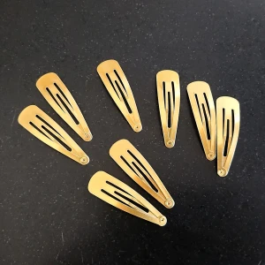 Hårspännen  - Åtta små guldiga hårspännen. Köp alla för 40 kr. Köpare står för frakten. Kontakta vid intresse eller frågor ✨ 