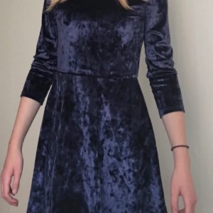Marinblå sammetsklänning 💙 - Klänning köpt på H&M för några år sedan och använd enstaka gånger, dvs i bra skick 💙 Säljer pga av att den är lite för liten och aldrig kommer till användning. Kommer ej ihåg vad den kostar från början. Frakt tillkommer. I barnstorlek 💙