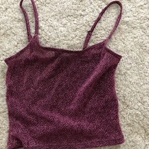 Glittrigt linne - Glittrig croptop från Monki. Aldrig använd. Storlek XXS men passar mig som har XS/S. 💕