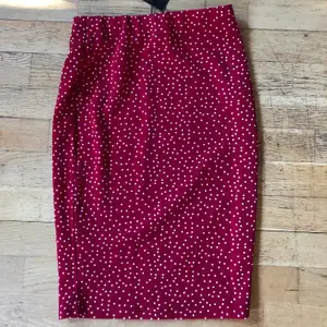Röd prickig kjol i strl S inköpt i Australien. Säljs då jag inte har fått användning av den. Den går ungefär till vaderna på mig som är 164cm. Stretchig och skönt material. 🥰🥰