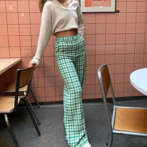 Rutiga byxor zara - Säljer dessa rutiga byxor ursprungligen från Zara. St 38 och i fint skick. Dem är upplagda och passar mig som är 168 cm!😊 ( lånad bild )