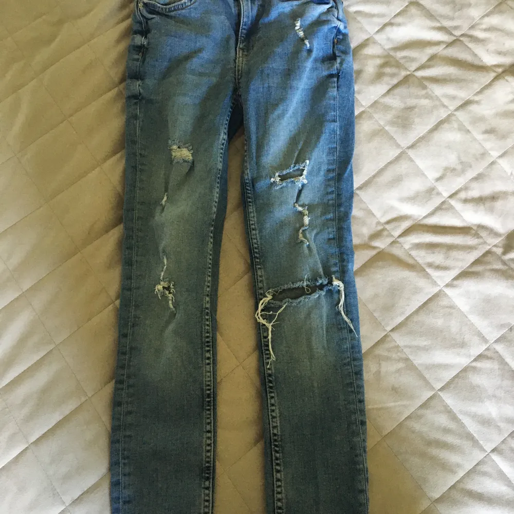 Ett par sjukt slitna jeans som är köpta på Tise som tyvärr va för små annars hade jag använt de massa för de är så sjukt snygga! Storlek 25 skulle säga att det motsvarar xs kanske☺️ skriv vid intresse eller frågor👍🏼 50kr + frakt📦 . Jeans & Byxor.
