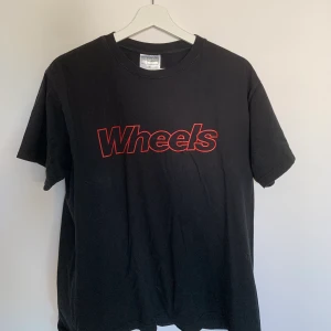 T-shirt - Cool tshirt köpt på second hand. Köparen står för frakt💖