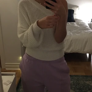 One shoulder sweater - Super cool och fin men den kommer inte till andvänding. Köptes här på Plick men är inte min stil. (Lånad bild)  MÅNGA INTRESSERADE, buda i kommentarerna! Frakten ligger runt 59-79kr. Storlek M men passar en S/XS som mig. Lite genomskinlig.