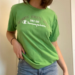 Champion T-shirt  - Snygg tisha från champion! Mysig grön färg också! Storlek M men passar S-XS beroende på önskad passform🥰 frakt 44