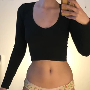 mörkgrön tröja - tror den är från urban eller american apparel. storlek xs-s:) 