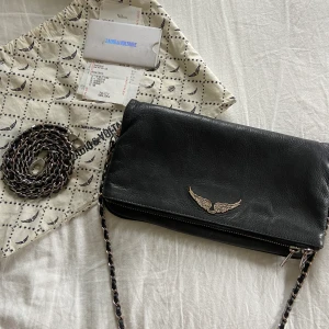 Zadig & Voltaire  - Säljer nu min fina Zadig väska! Långt & kort band, dustbag och kvitto ingår. Tappt lite av silver färgen på vingarna men annars fint skick! Buda i kommentarerna, öka bud med 50! Pm för med bilder eller frågor! Bud i kommentarerna, avslutas på söndag!