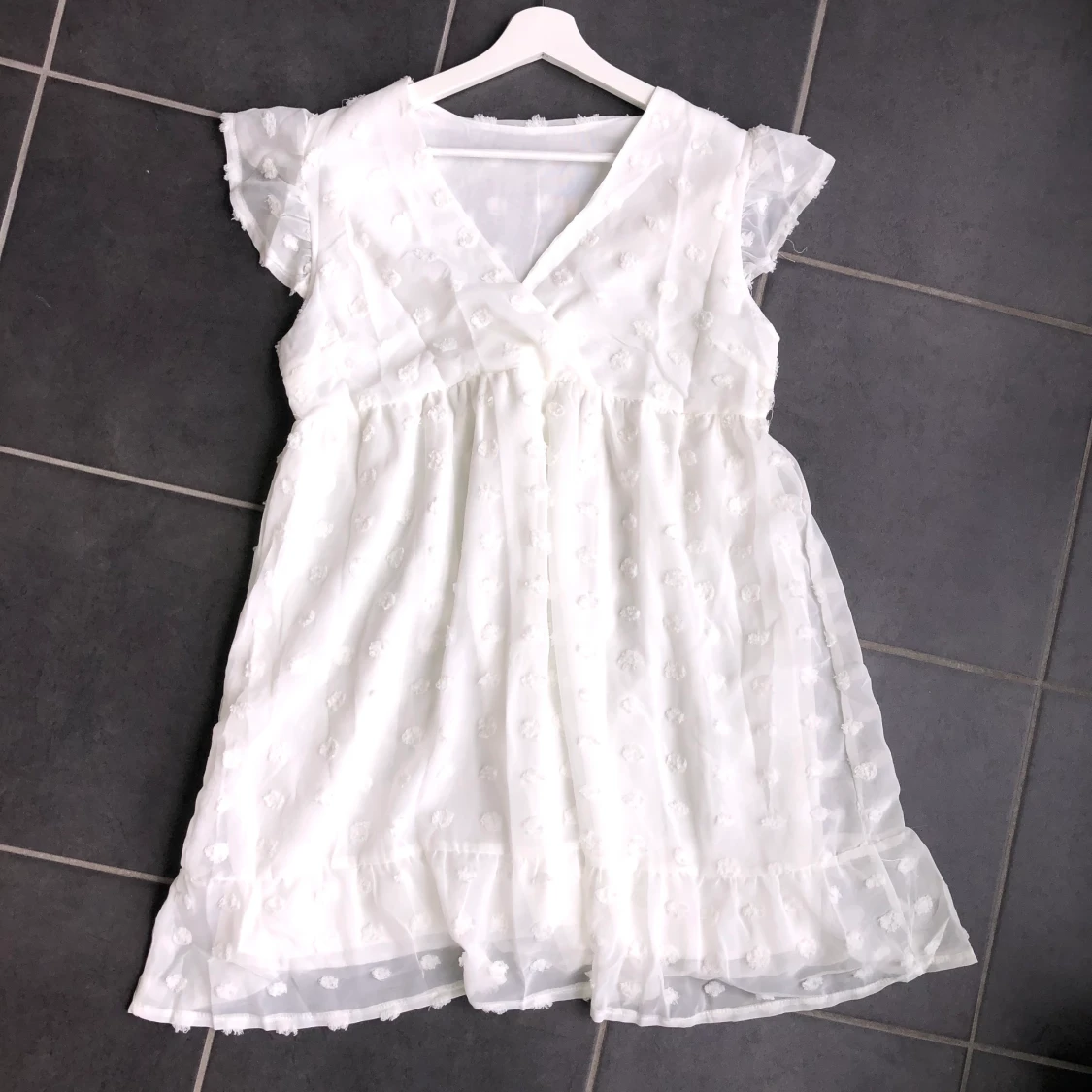 Vit prickig klänning, strl M