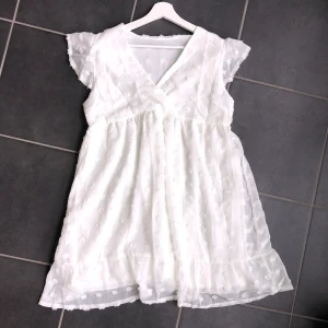 Vit prickig klänning, strl M - Helt ny och oanvänd klänning, storlek M. Säljer på grund av felköp! Vit klänning med prickiga detaljer, väldigt skön och luftig i materialet. 170kr + frakt 42kr🤍✨