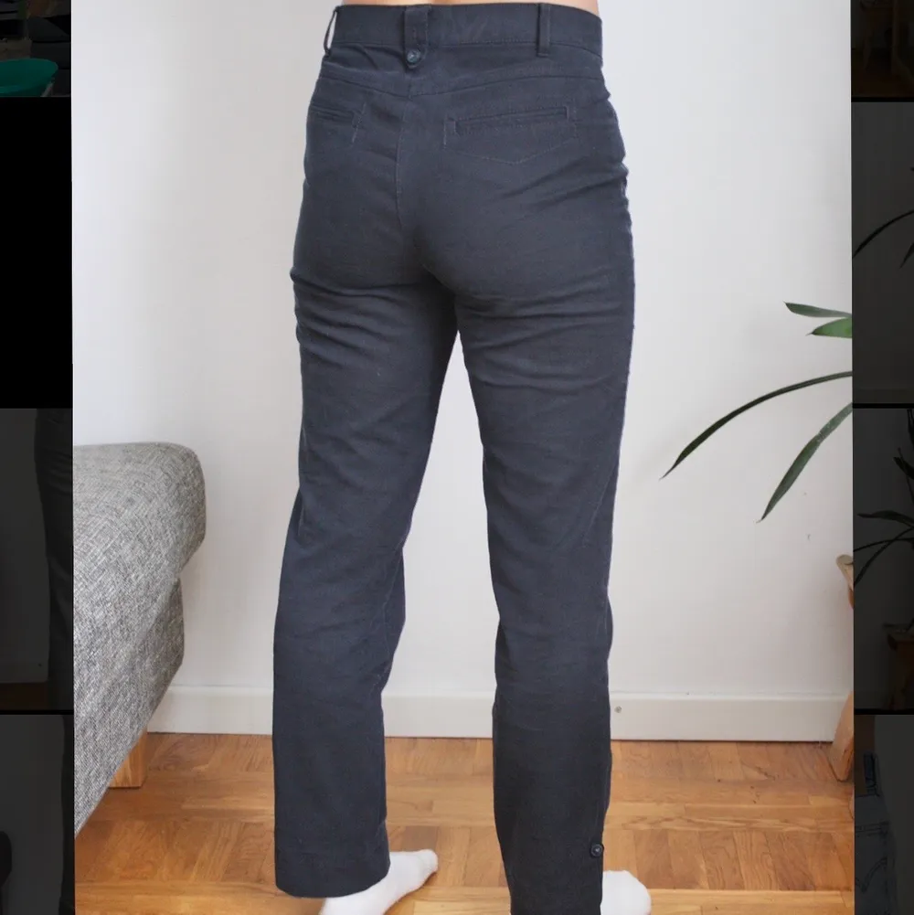 Marinblåa raka byxor (i twill material) med fina detaljer så som knappar, sydda pressveck och sprund vid ankeln. Köpta på secondhand och i mycket bra skick. Midjemått: ca 79 cm. Längd: 97 cm. Innerbens längd: 72 cm. (Läs i profilen om du är intresserad<3). Jeans & Byxor.