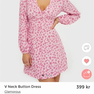 Rosa slutsåld klänning från Nelly - Säljer min fina klänning från Nelly som är slutsåld, använd en gång därför i ett väldigt bra skick! Frakt tillkommer💕