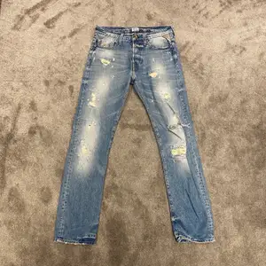 Slitna Replay Jeans i storlek 28/32. Nypris: 1699kr
