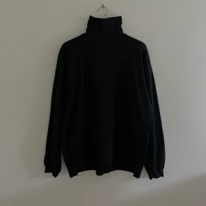 Oversized polotröja - Oversized polotröja thriftad på second hand:) Storleken är L men skulle säga M-XL beroende på hur man vill att den ska sitta;) Frakt: 60kr