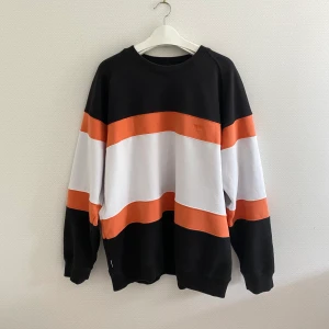 Oversized collagetröja - Oversized svart, orange och vit collagetröja från Carlings:) Frakt: 80kr
