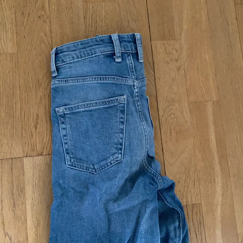 Wide jeans från hm som blev förkorta för mig så jag sprättade upp dom därnere så dom skulle bli längre! Köparen står för frakten . Jeans & Byxor.