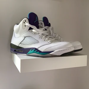 Jordan 5 grape - As snygga jordans, skick är 7/10. Ända flawn är lite färg som skrapats vid vänster häl (kan fyllas i med svart färg) med följer låda och lacelocks. Går för va 3000 nya men släpper billigt för jag behöver bli av med dom