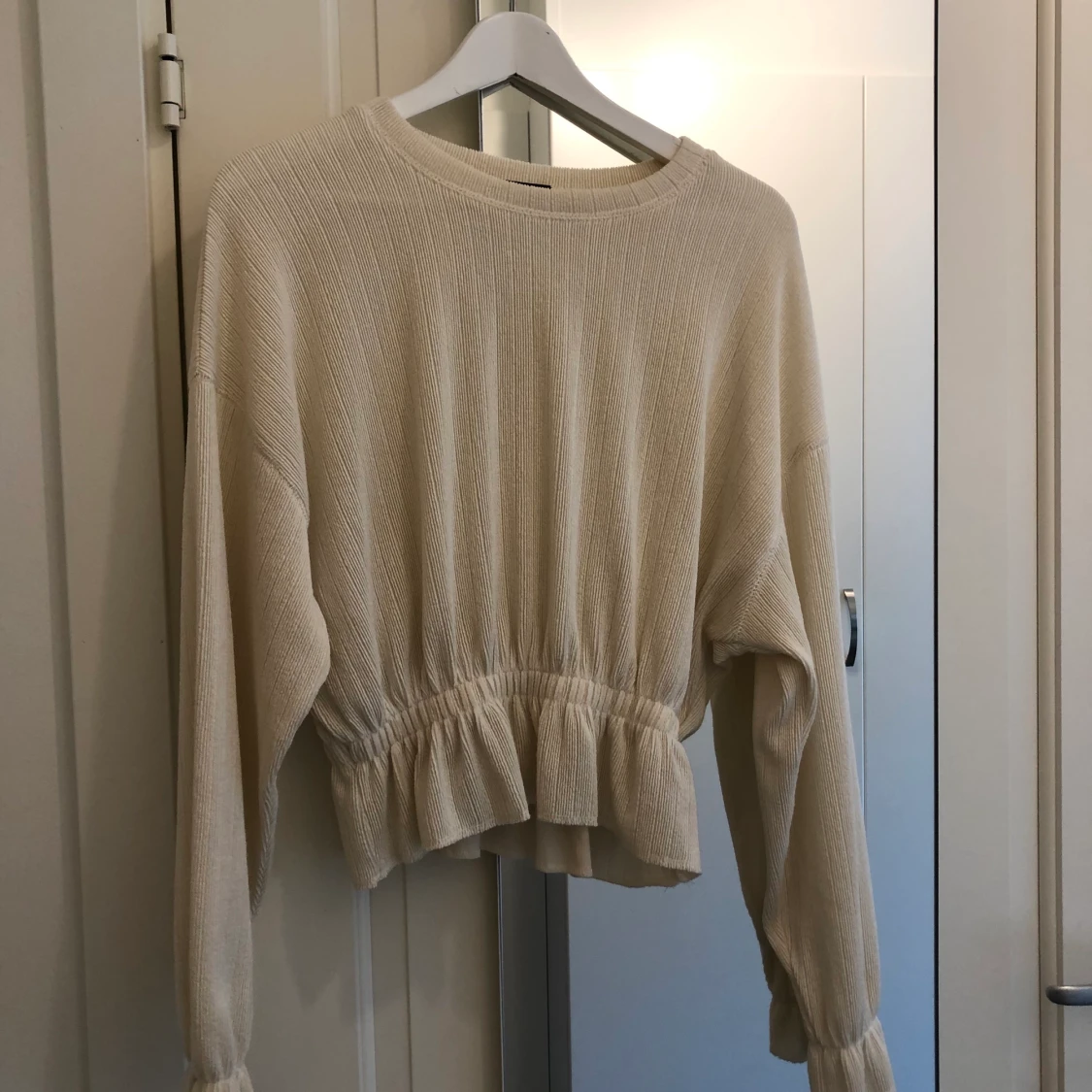 Tröja med markerad midja 