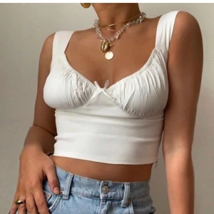 Vit top med rosett - Helt ny top, köpt via en instagram sida. För stor för mig :/Om flera är intresserade så får ni buda! Den andra och tredje bilden är min, inte första. Jättestretchigt material!!