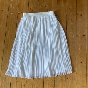 världens sötaste kjol säljes pga viktuppgång💔😓 bara använd en gång