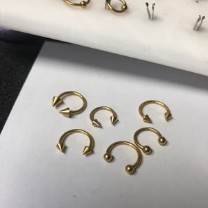 Piercingsmycken - Piercingsmycken. Finns i olika färger, Zircon Gold och orginal. I kirurgiskt stål och i titan. 42för en i k-stål med kulor och 49 för en men koner. I titan, färger och guldfärgat gäller andra priser. Hör av er vid köp och frågor. +frakt