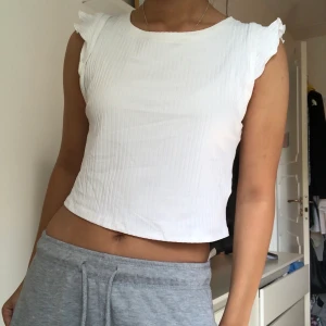 Zara topp - Aldrig använd. Ribbat material, Stl L men skulle säga typ S/M
