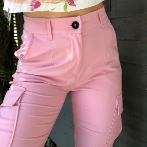 Cargopants - Säljer mina skitsnygga ljusrosa cargopants från Bershka! De är i perfekt skick förutom en liten liten blekningsfläck på ena sidan 😔 Frakt på 63kr tillkommer!