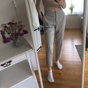 Kostymbyxor i ”linne” - Beige/gråa kostymbyxor från h&m som ska likna linne. Använt ett fåtal gånger och är i väldigt bra skick. Frakt tillkommer på 60kr och betalas via Swish. 