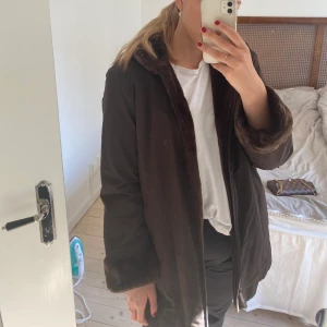 Höst/vinterjacka - Brun höst/vinterjacka med faux fur på insidan. Köpt på second hand och i fint skicka inga defekter. Känns lyxig att ha på sig 🌸 ink frakt 