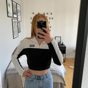 Adidas - Säljer en ny croppad adidaströja. Nypris 800 kr. 
