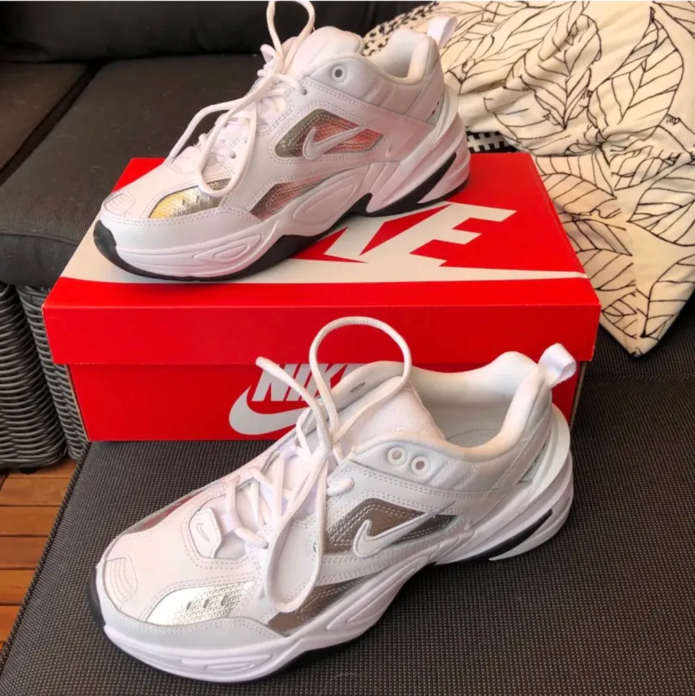 Helt nya Nike M2K tekno som jag tyvärr inte tyckte passade på mig, storlek 41 men passar en 40 lika bra då jag i vanliga fall är det! Frakt ingår i priset!. Skor.