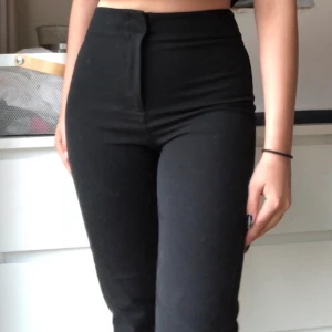 Kostymbyxor  - Basic svarta kostymbyxor i storlek 34-36