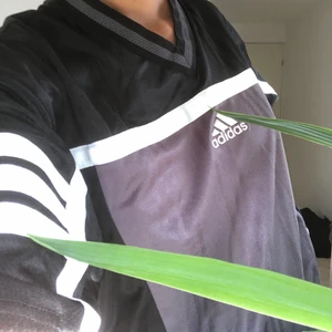 Adidas sporttshirt - Jätteskön och bra sporttröja. Skick 10/10. 