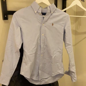 Ralph lauren shorta dam  - Helt ny skorta från Ralph Lauren! Super fin och helt oanvänd då det inte är min stil. Köpt för 1900kr. 💖☺️ passar även S