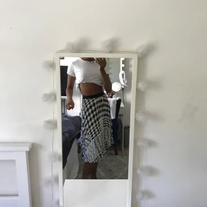 Hk&m kjol - Denna super snygga somriga kjol från h&m som jag jag har använt 2gånger 🖤🤍