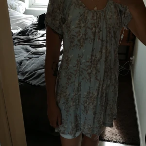 Klänning - Ljusblå sommarklänning i gulligt mönster. Knappar i ryggen. Storleken är i 40 men jag bär 36 i vanliga fall. 