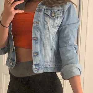 Jeansjacka  - Vintage jeansjacka från Ralph lauren i bra skick, säljer pga kommer inte till andvänding så mycket just nu dock väldigt snygg. Köpte för 500kr säljer för 250kr. Storlek M, skulle dock säga att den är mer S. 